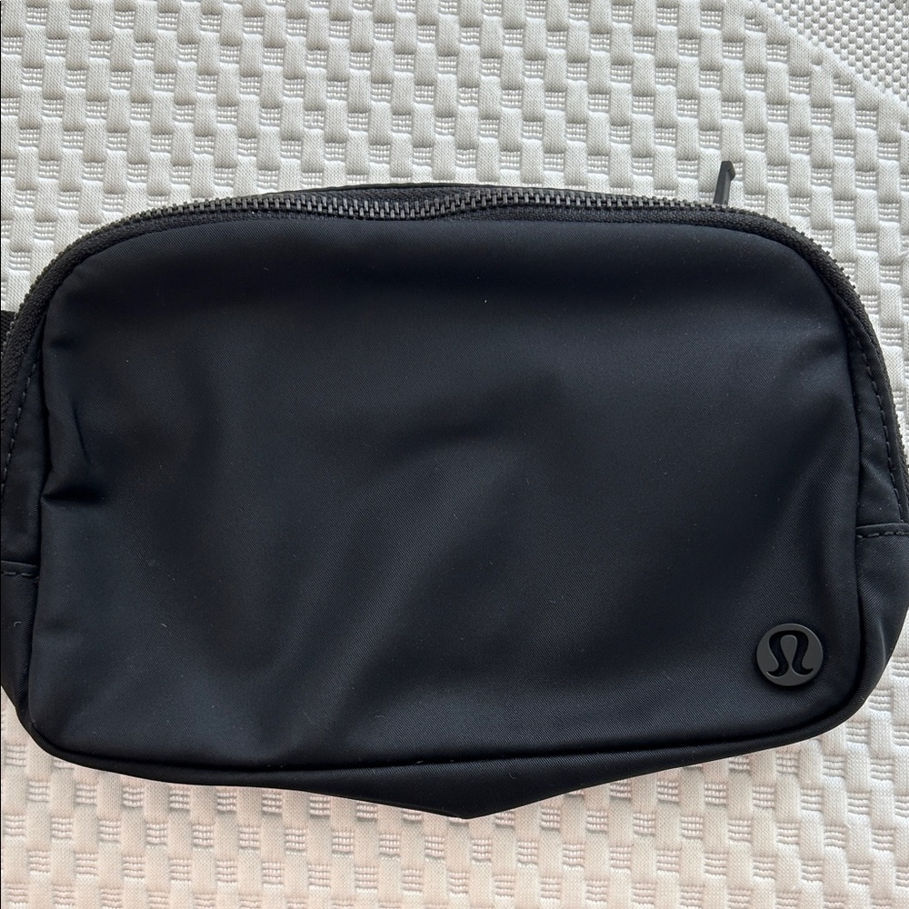 lululemon Everywhere Belt Bag